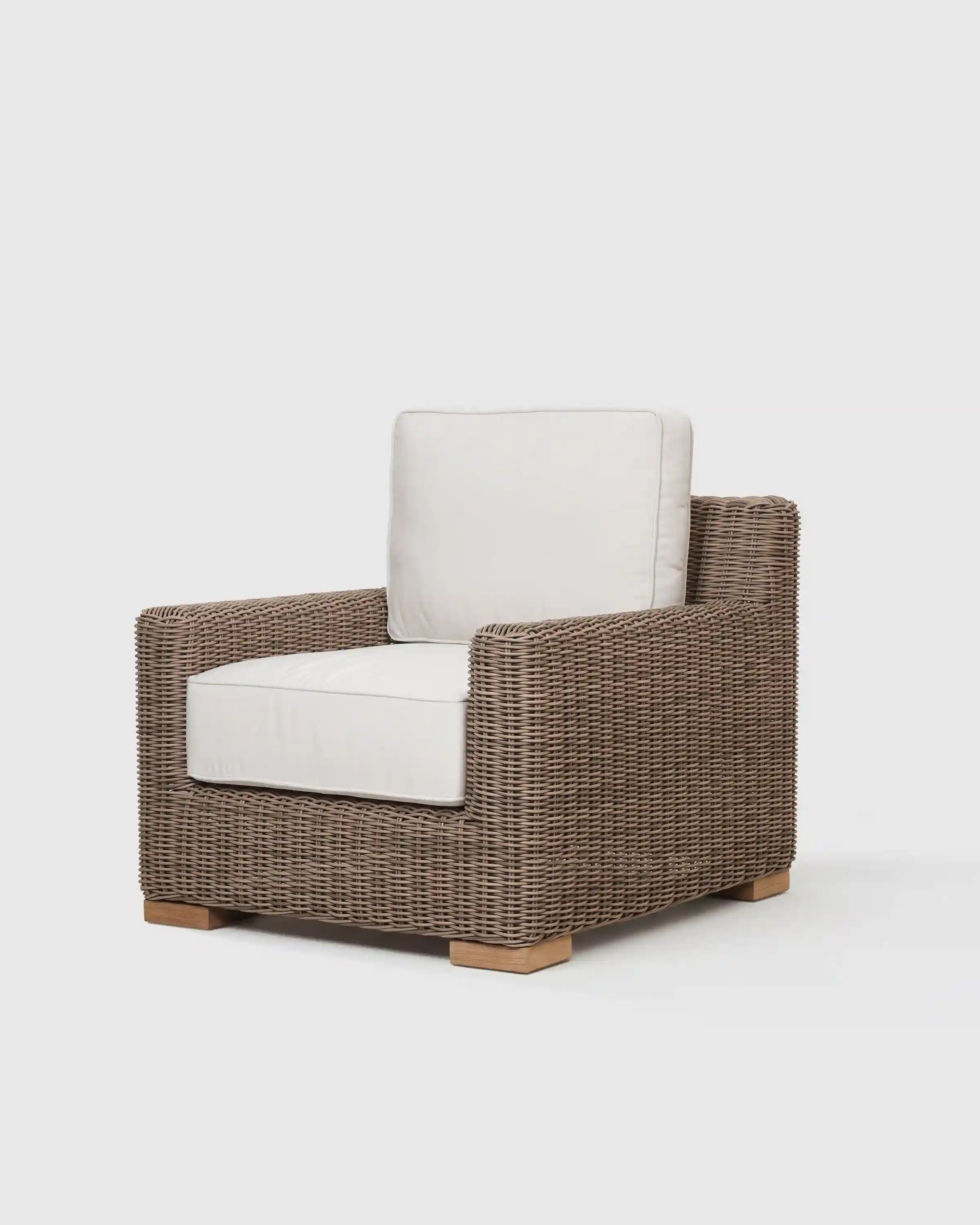Classic All-Weather Wicker Outdoor Lounge Chair