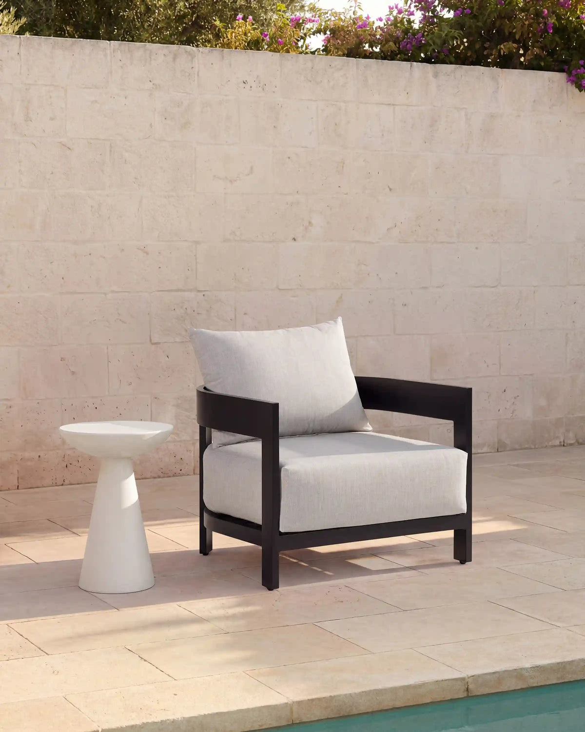 Curved Powder-Coated Aluminum Outdoor Lounge Chair