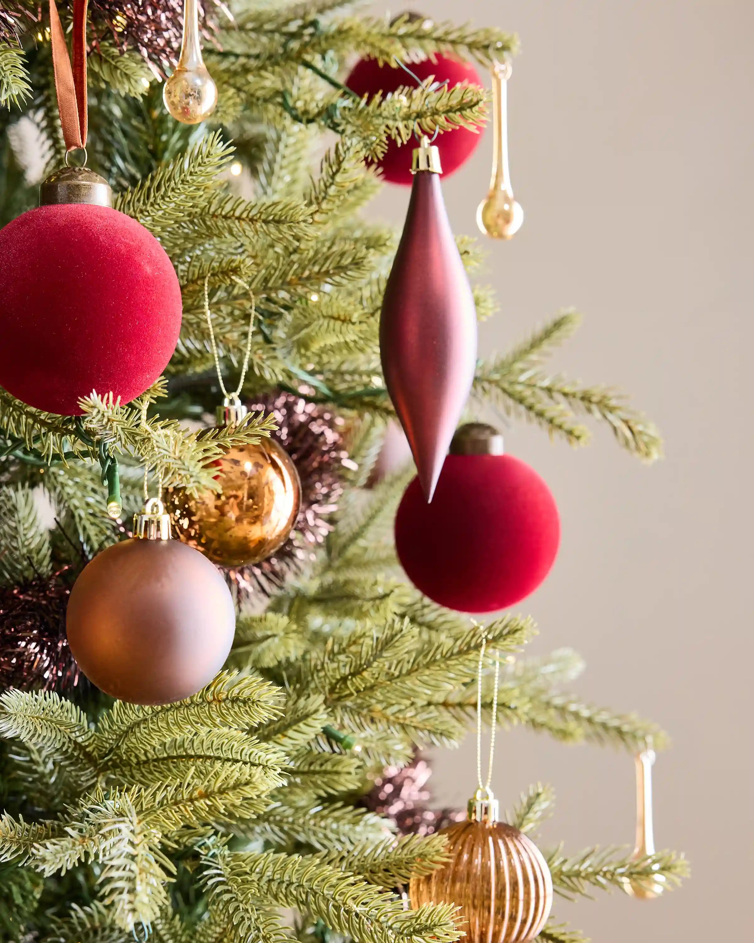 Spruce Artificial Christmas Tree: Lit