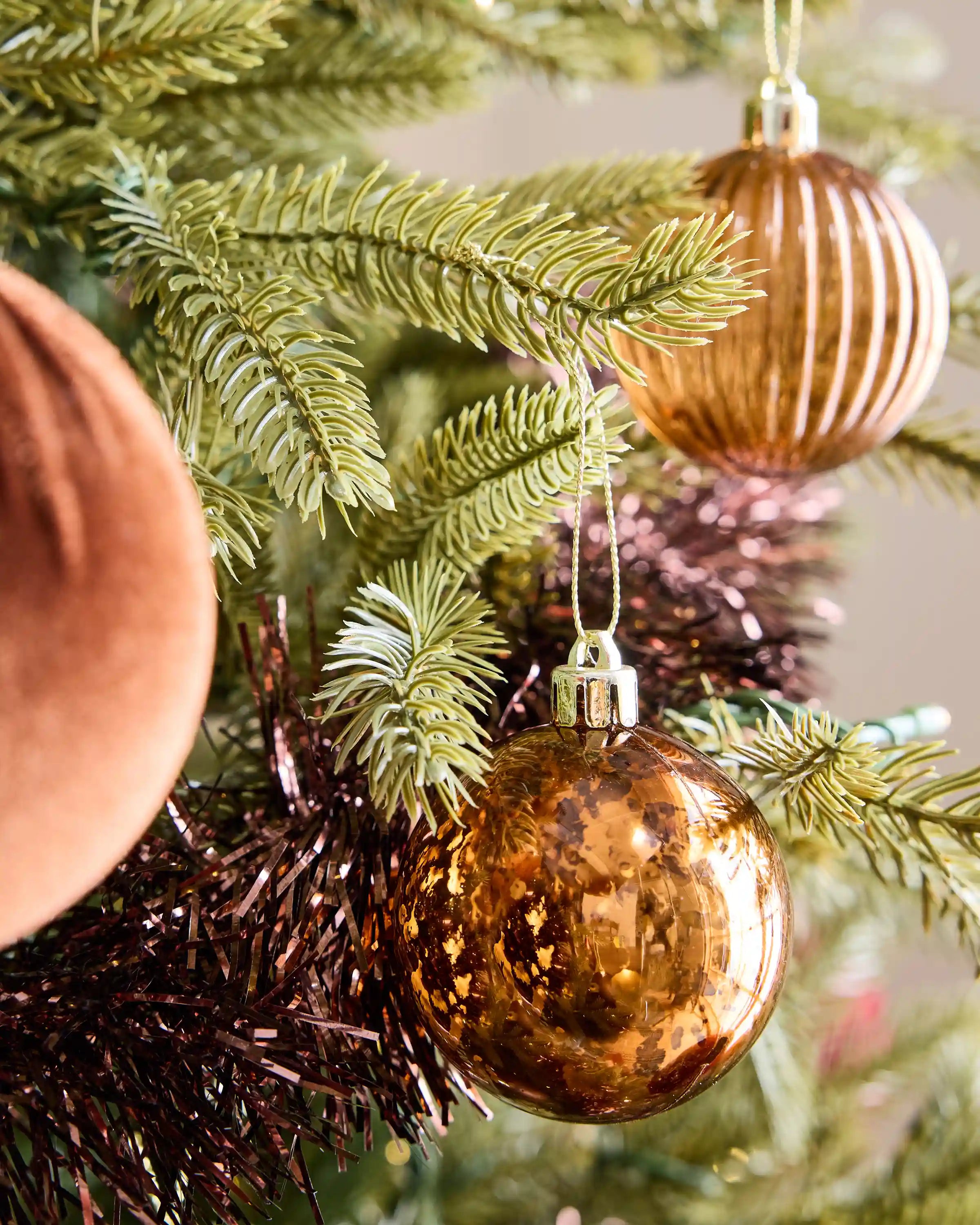 Spruce Artificial Christmas Tree: Lit