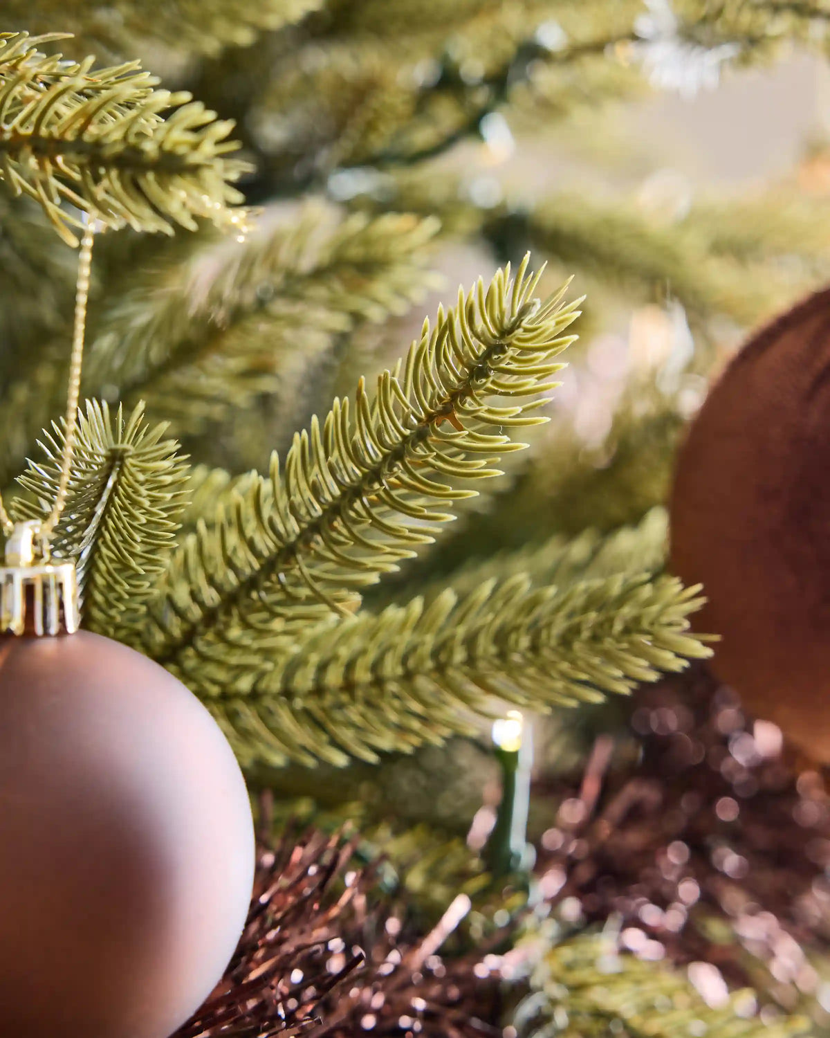 Spruce Artificial Christmas Tree: Lit