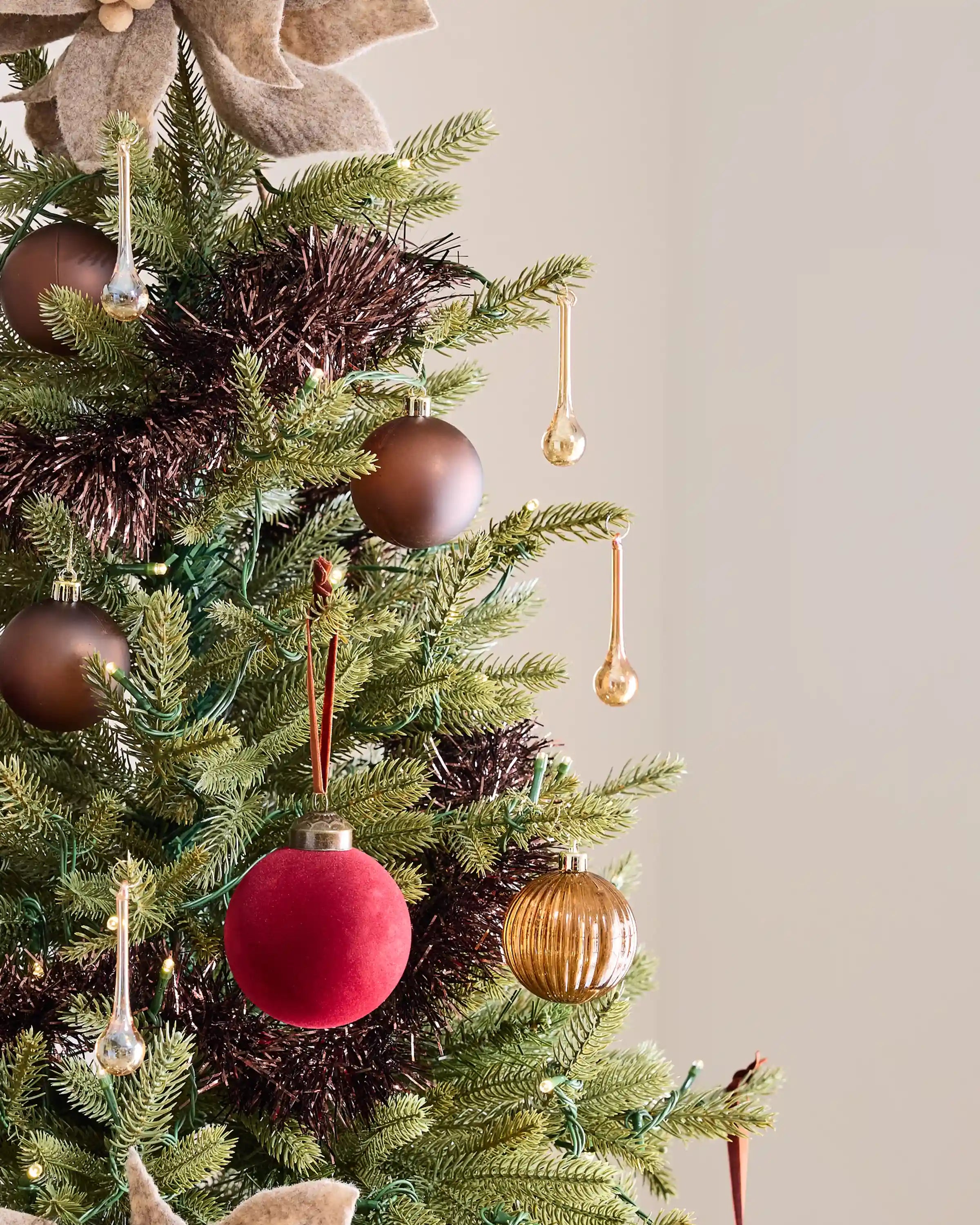 Spruce Artificial Christmas Tree: Lit
