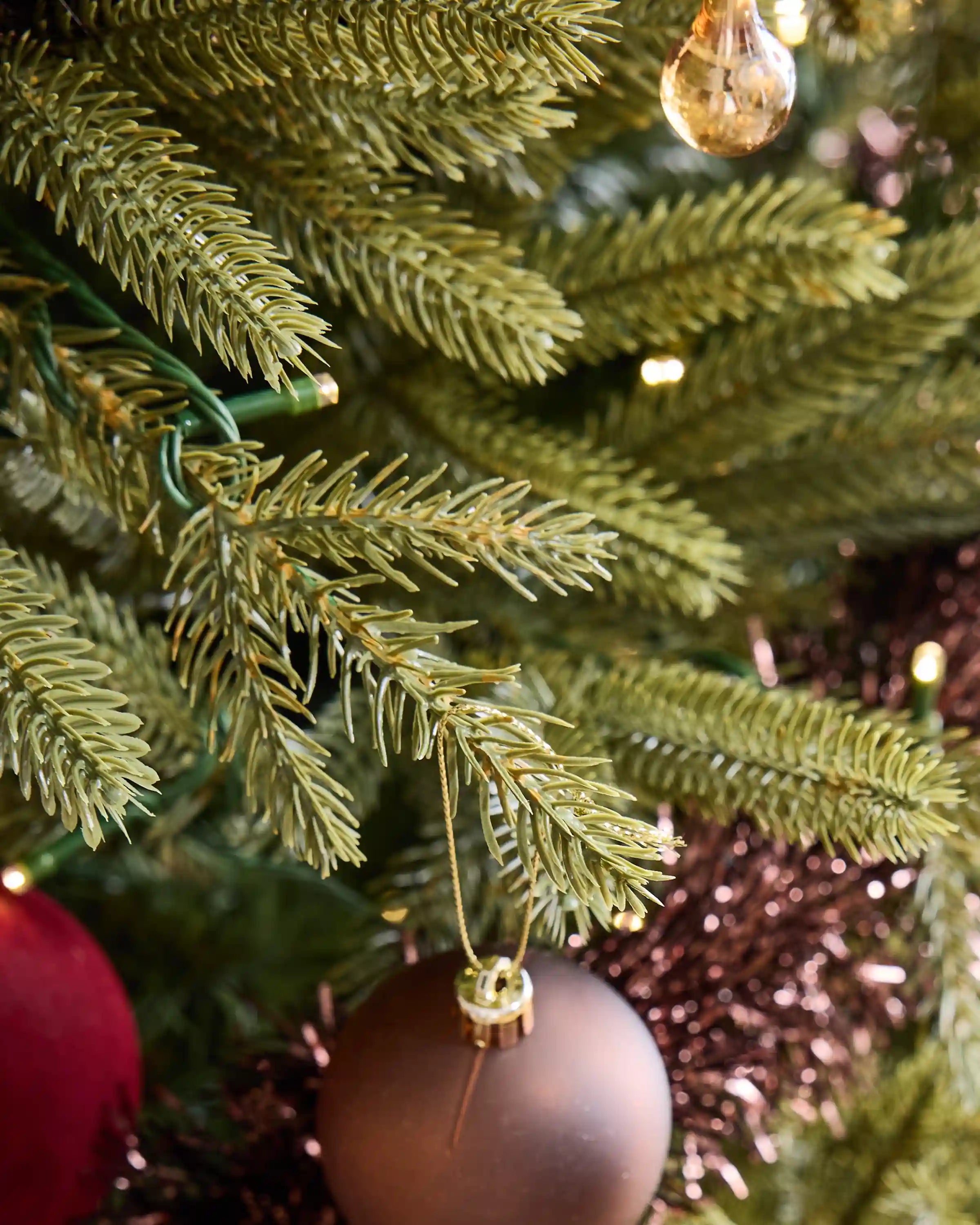 Spruce Artificial Christmas Tree: Lit